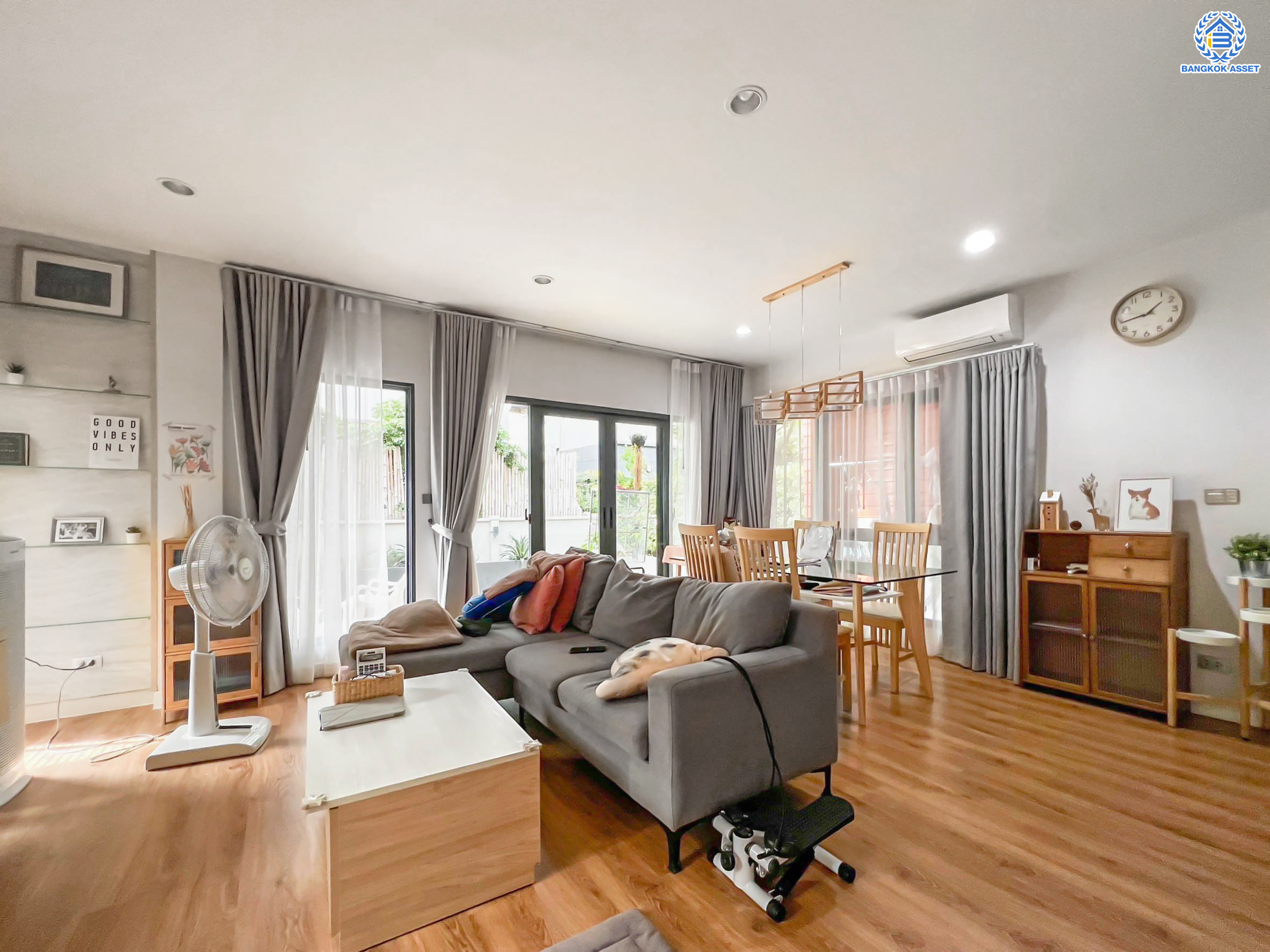 บ้านแฝด 3 ชั้นมือสอง โครงการ บ้านกลางเมือง The Edition สุขสวัสดิ์-พระราม3 เนื้อที่ 43.30 ตร.ว. ฟังก์ชัน 4 ห้องนอน 4 ห้องน้ำ 3 ที่จอดรถ ตกแต่งครบพร้อมเข้าอยู่ บนทำเลดี เชื่อมต่อถนนสุขสวัสดิ์ ถนนประชาอุทิศ ถนนพระราม2 ใกล้จุดขึ้นทางด่วน "เฉลิมมหานคร"